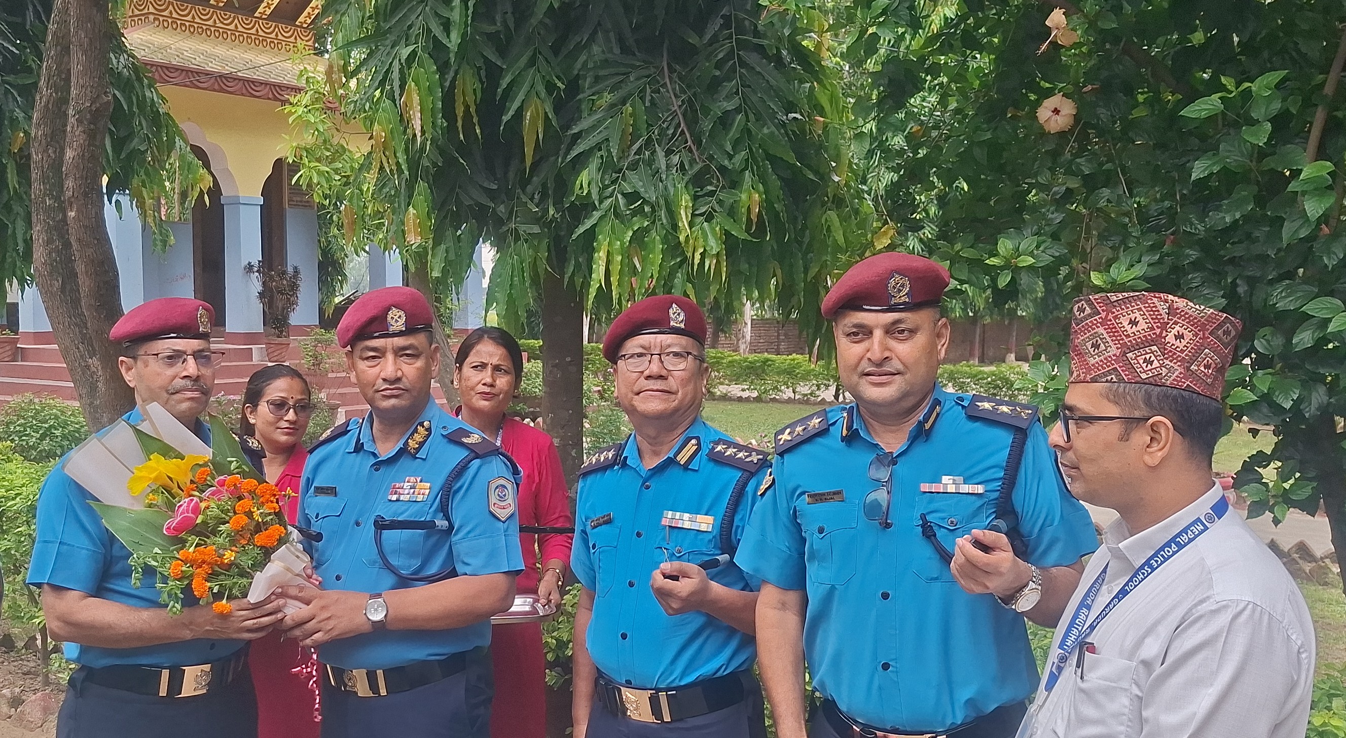 मिति २०८३/०५/१० गते नेपाल प्रहरी प्रधान कार्यालय, प्रशासन विभाग, नक्सालका विभागिय प्रमुख श्रद्धेय श्रिमान् प्र.अ.म.नि. डम्बर बहादुर बि.क.ज्यूलाई नेपाल पुलिस स्कुल, गरुडा, रौतहटको निरीक्षण तथा अनुगमन कार्यक्रममा स्वागत गर्नुहुदै ।