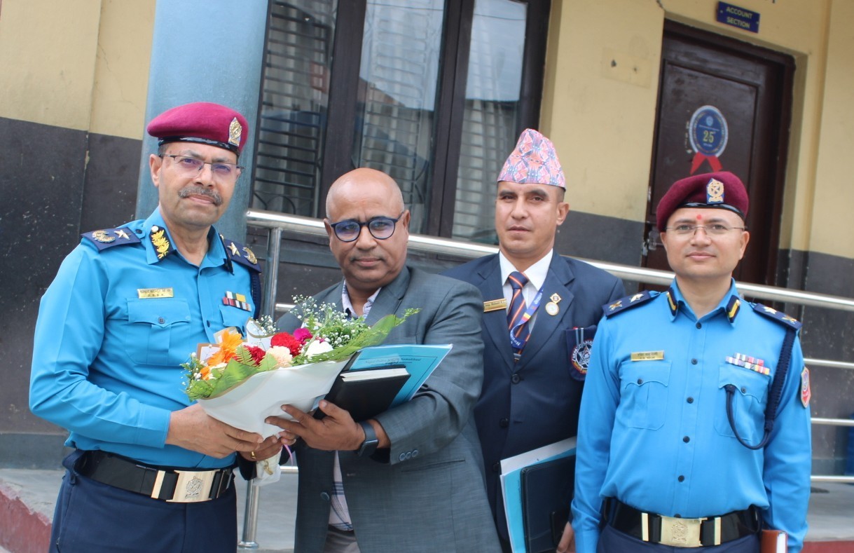 मिति २०८३-०५-०१ गते नेपाल पुलिस स्कुल सामाखुशीका प्राचार्यज्यूबाट नेपाल प्रहरी प्रधान कार्यालय, प्रशासन विभाग, नक्सालका विभागिय प्रमुख श्रद्धेय श्रिमान प्र.अ.म.नि. डम्बर बहादुर बि.क.ज्यूलाई स्वागत गर्नुहुदै ।