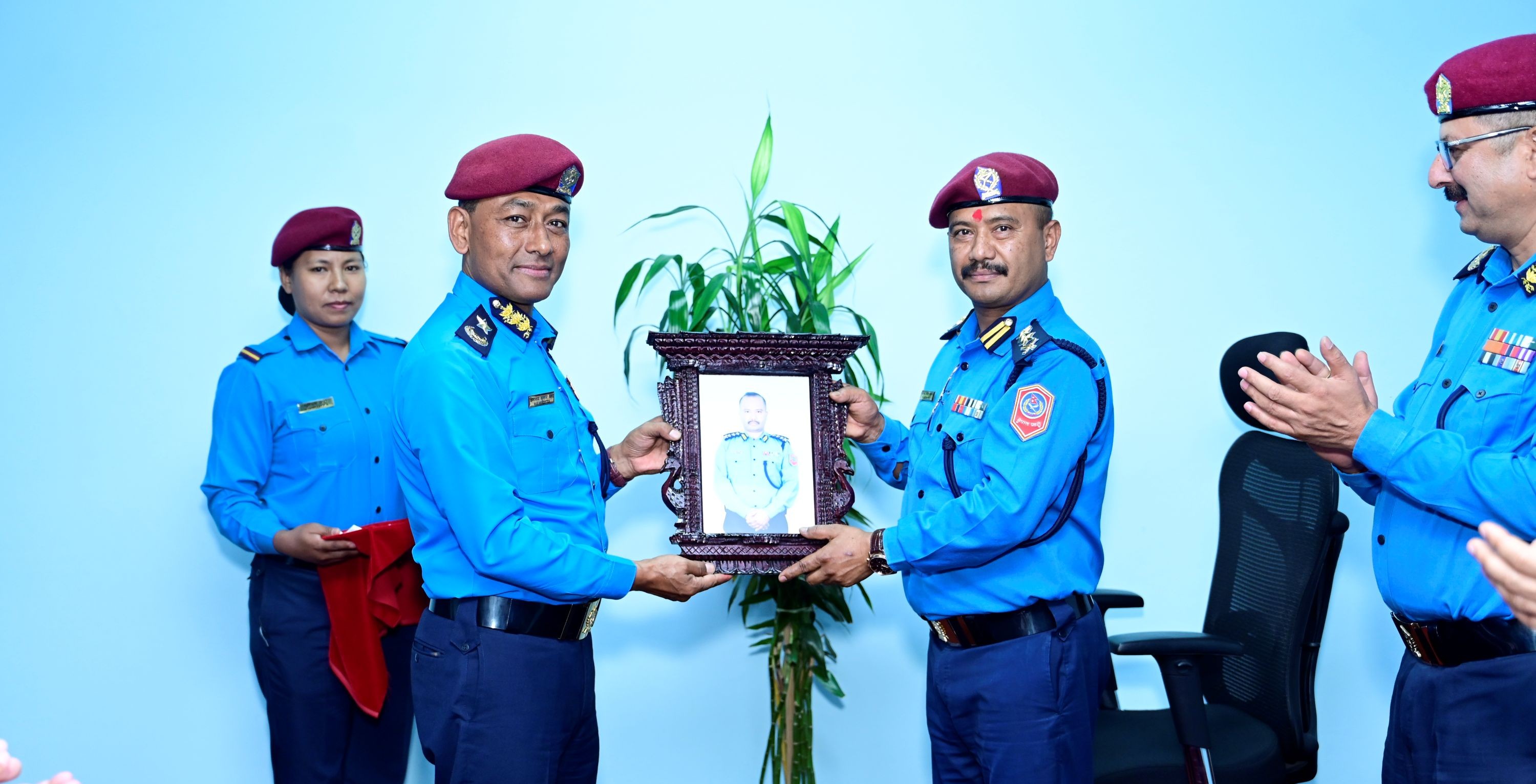 गण्डकी प्रदेश प्रहरी तालिम केन्द्र पोखरा, कास्की सरुवा भई जानलाग्नु भएका प्र.ब.उ. संजय सिंह थापाज्यूको बिदाई गर्नुहुदै  प्र.अ.म.नि. हिमालय कुमार श्रेष्ठज्यू । मिति:- २०८३।०२।२७ गते